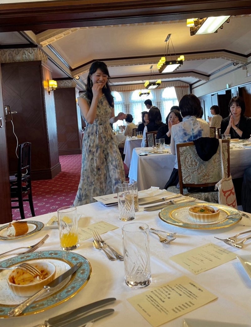 日立目白クラブで食事と会話を楽しむ交流会の様子