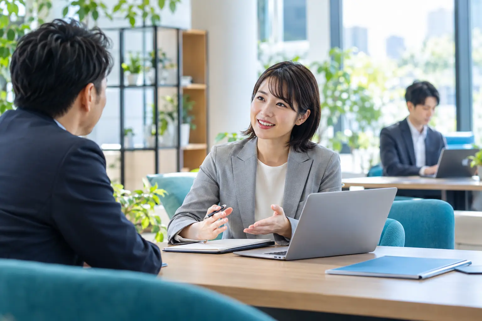 業務が整理され、社員がお客様との対話に集中するイメージ