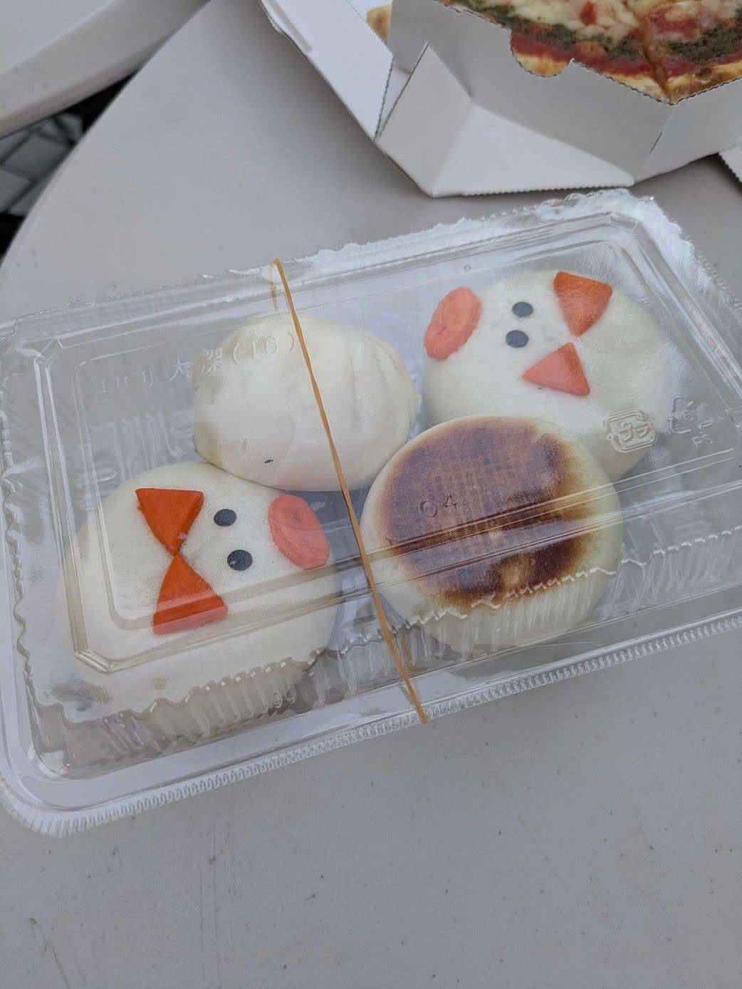 ブタの顔をしたかわいい饅頭とピザ