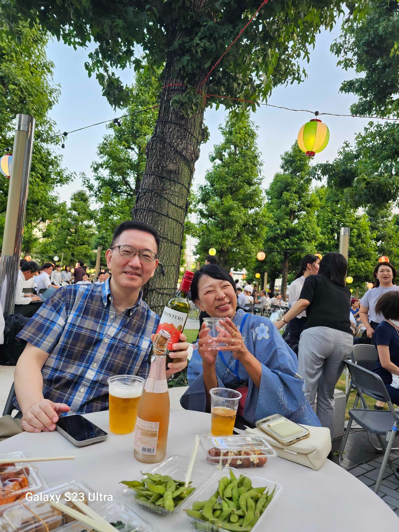 ワインとスパークリングワインを手に乾杯するジャンガ・テックのメンバー