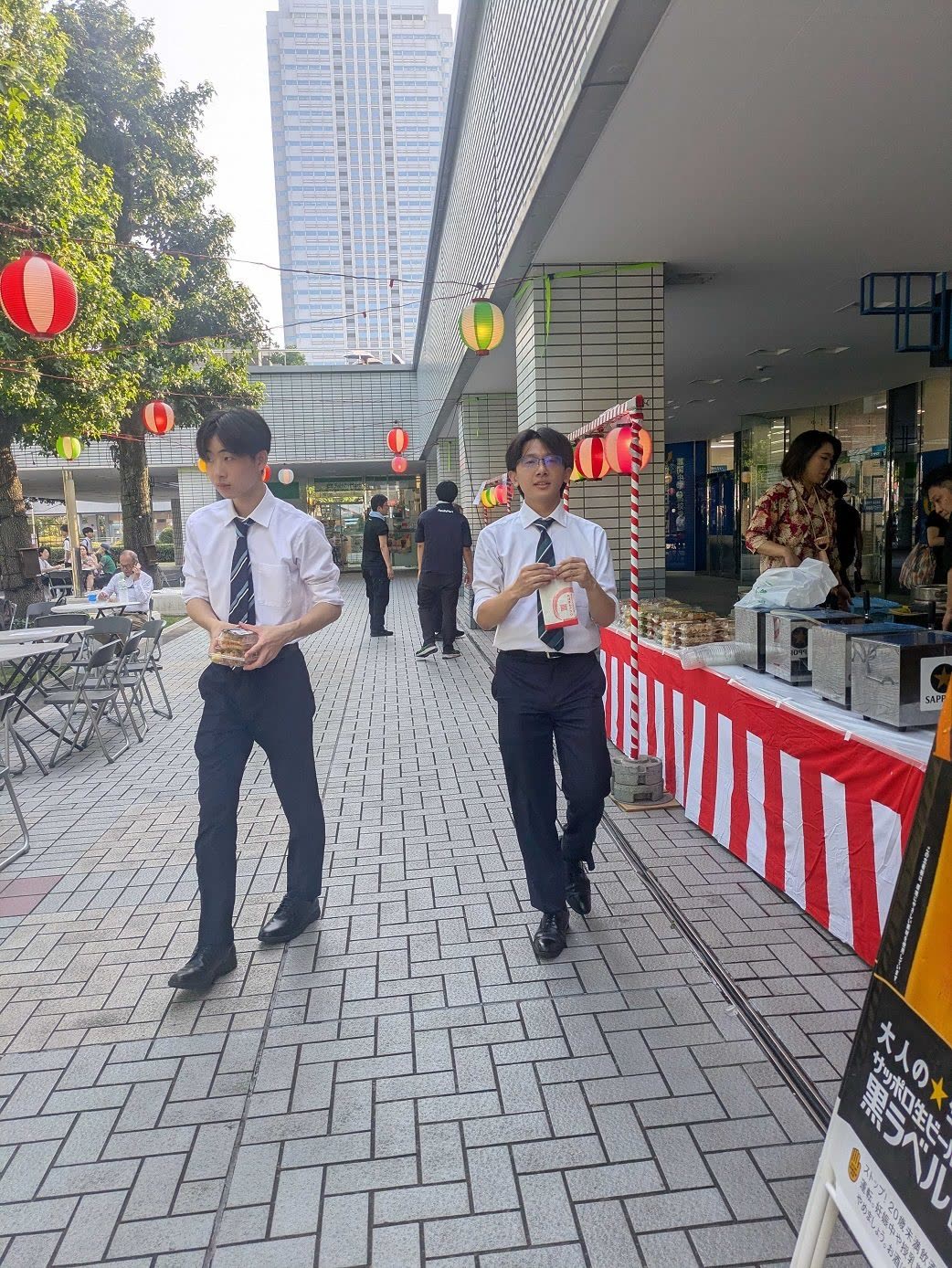 MTG幕張ビアガーデンの屋台で料理を選ぶジャンガ・テックのスタッフ