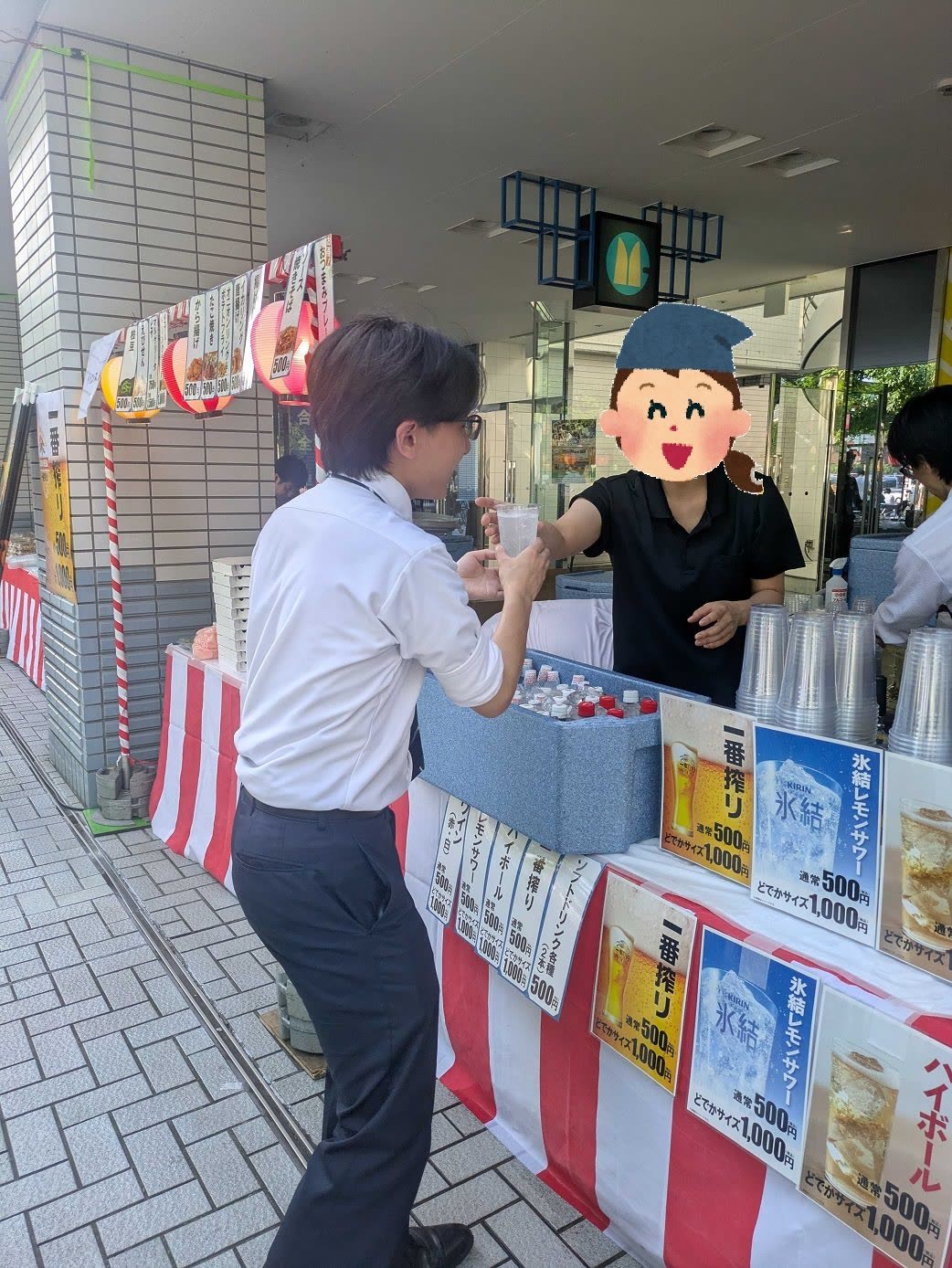 MTG幕張ビアガーデンの売り場で冷たいドリンクを受け取るスタッフ